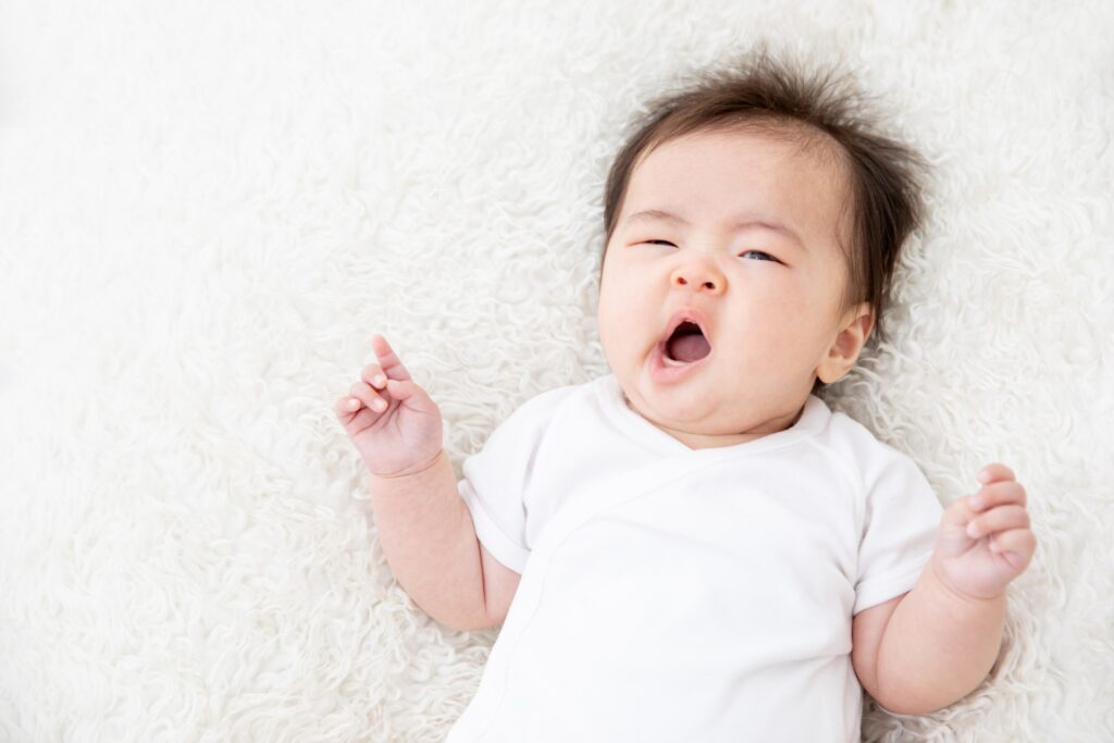 眠そうな赤ちゃん。