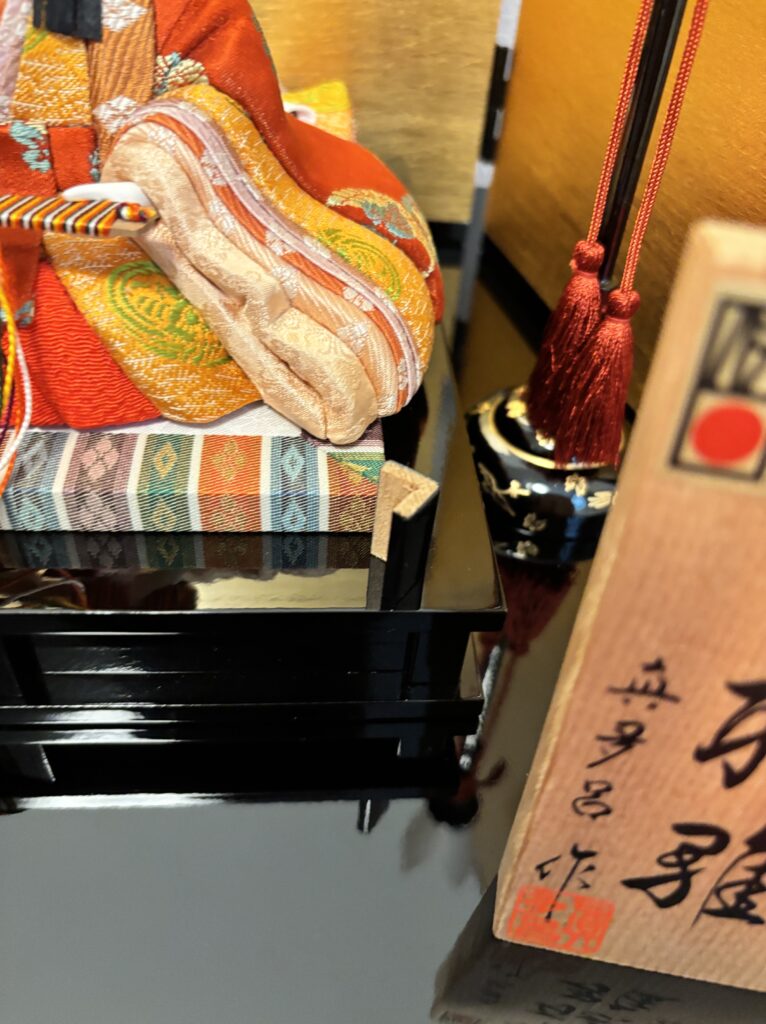 壊れた台座の写真
