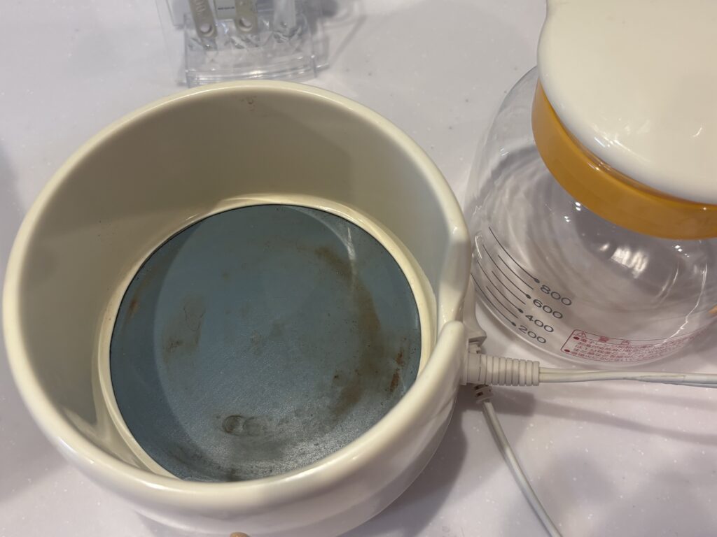 焦げた調乳ポットの写真