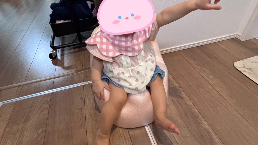 １歳のころ、リッチェルのひんやりしないお風呂チェアに座ってる写真